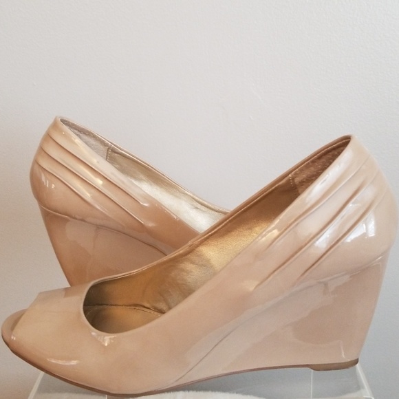 bandolino patent leather wedge